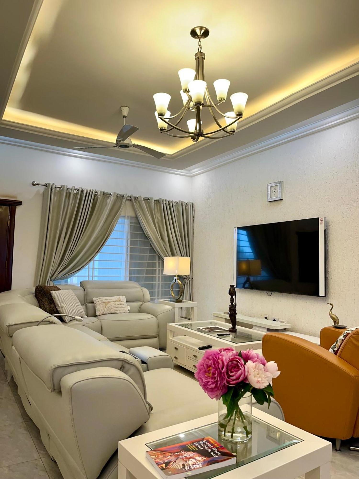 Seyramz Palace - Free Airport Pick Up - High Speed Starlink Wifi - Car Rental Tamale Exterior foto